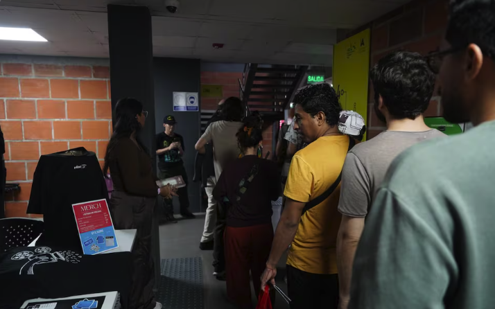 Asistentes hacen fila para ingresar a las funciones del EDOC