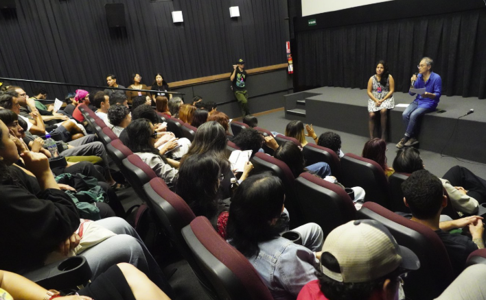 El público llena la sala durante un conversatorio del festival