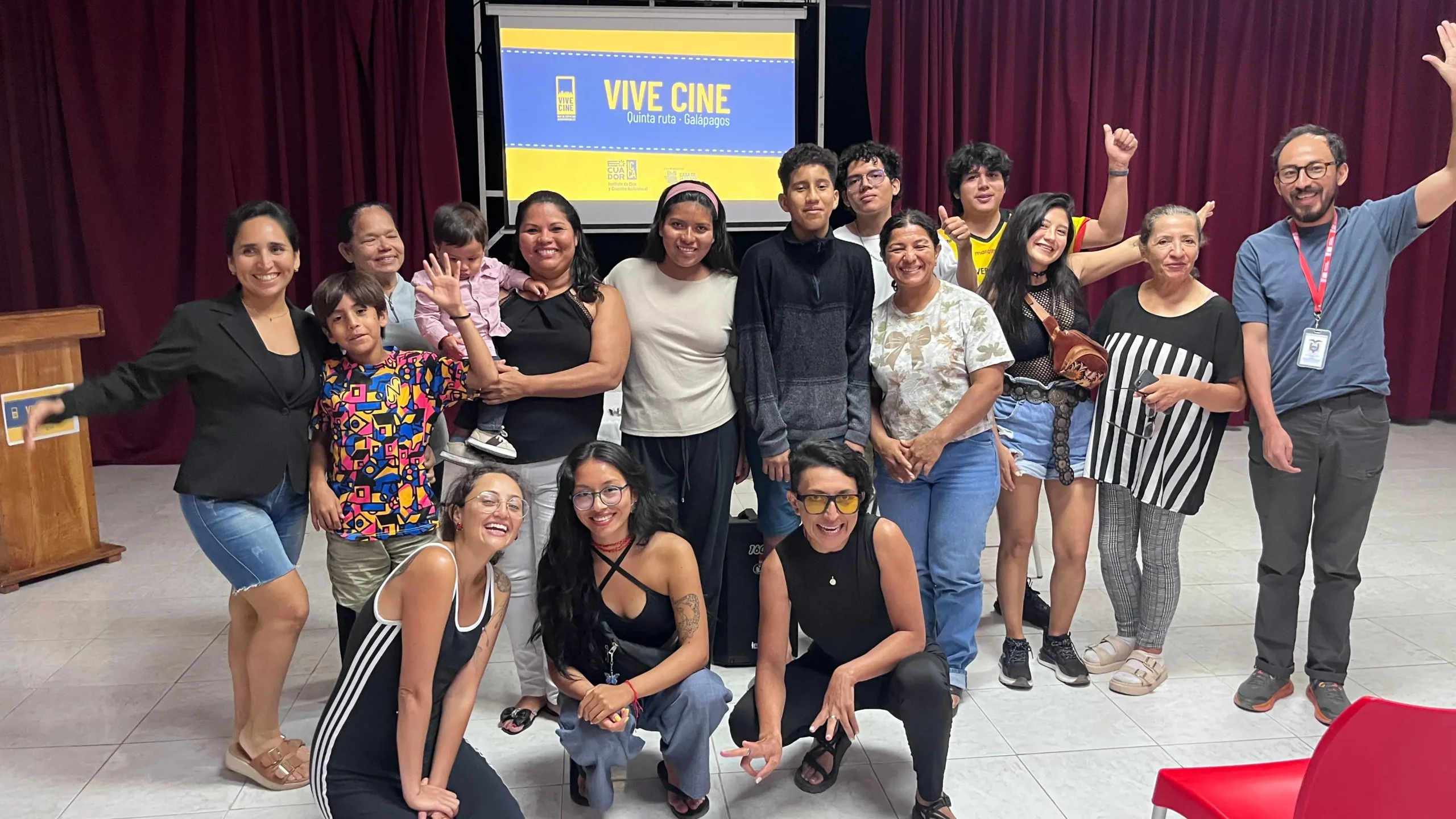 Público de Santa Cruz junto al equipo del ICCA y la Casa de la Cultura de Galápagos