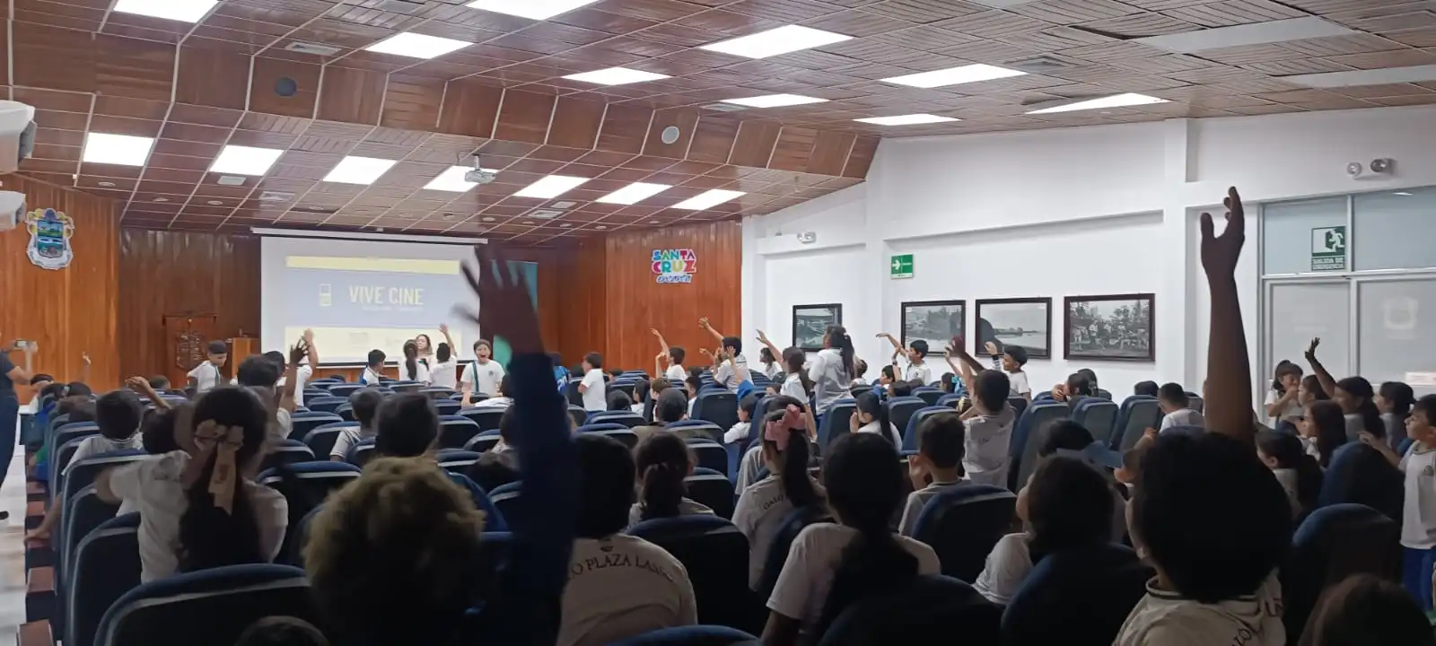 Estudiantes de Santa Cruz levantan la mano durante el diálogo después de la función