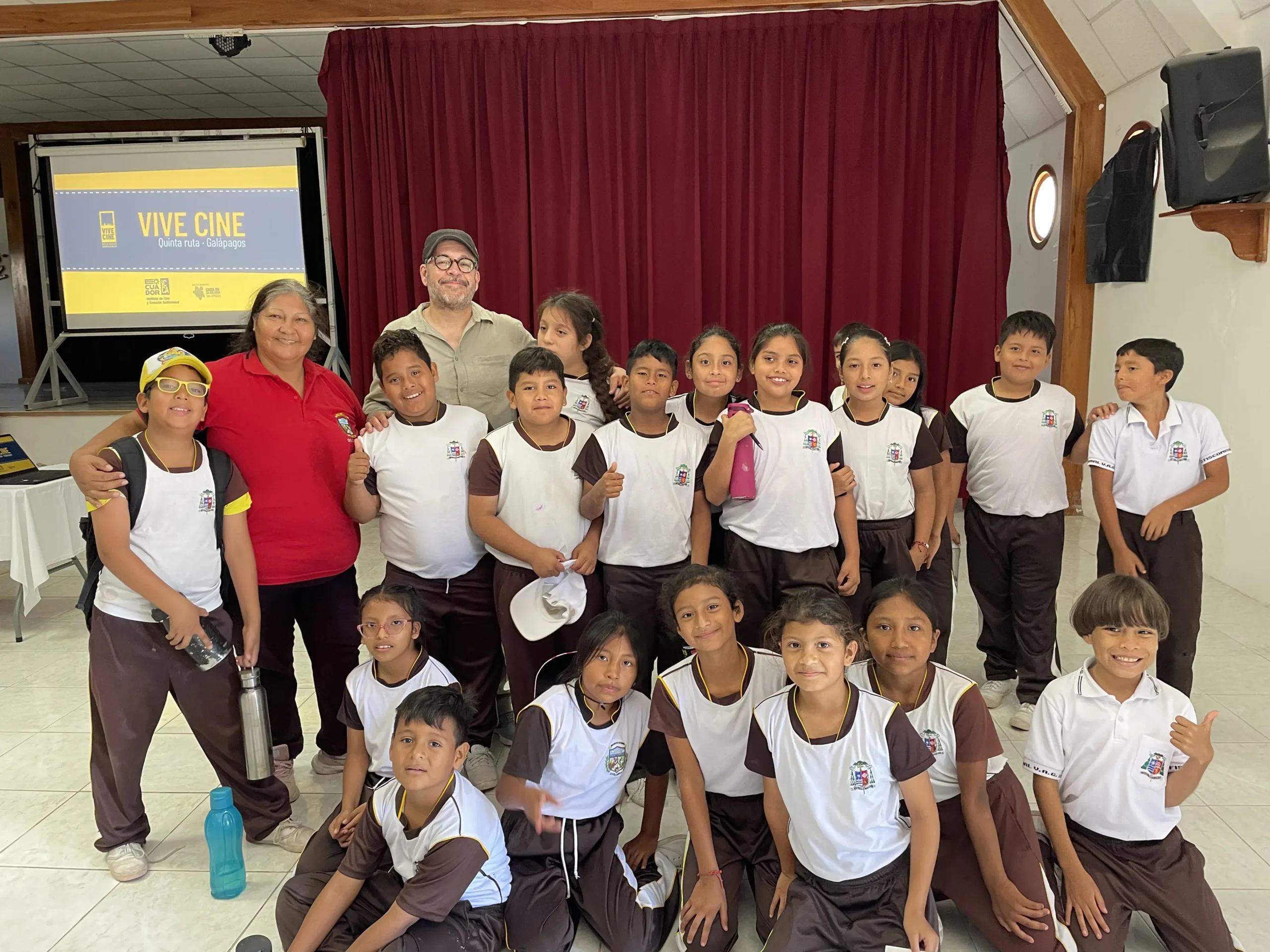 Grupo de estudiantes y su docente junto al equipo de Vive Cine en Isabela