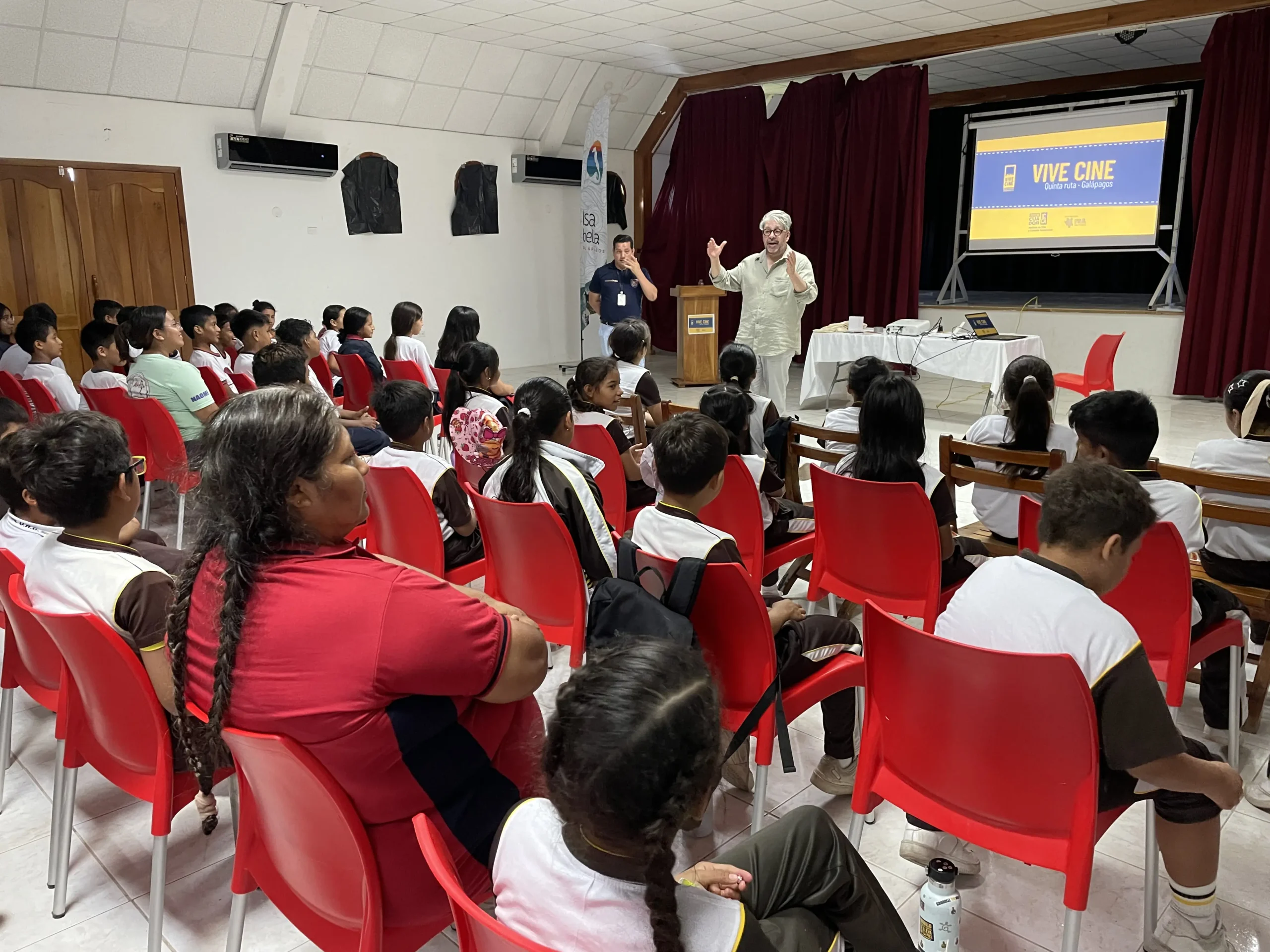 Estudiantes de Isabela escuchan la presentación de Vive Cine antes de la función